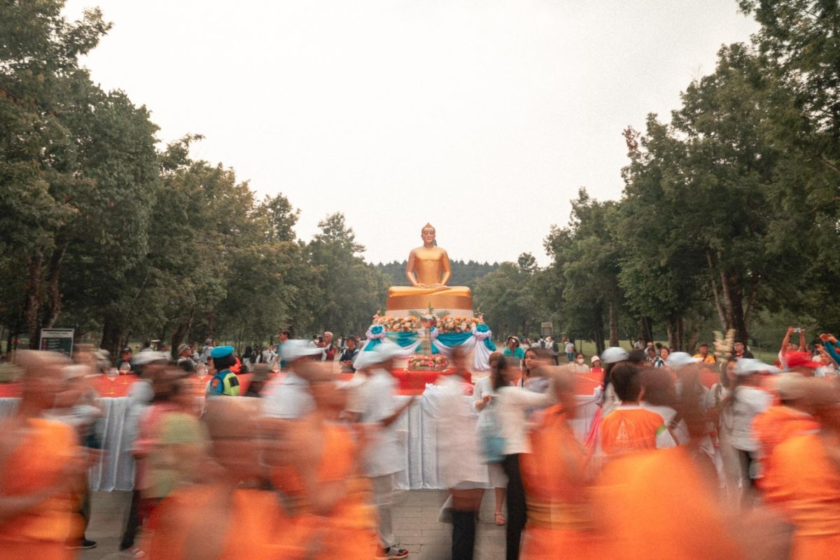 Umat Buddha Penuhi Candi Borobudur Rayakan Waisak 2025