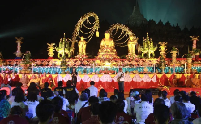 Ribuan Umat Buddha Hadiri Waisak Nasional di Borobudur